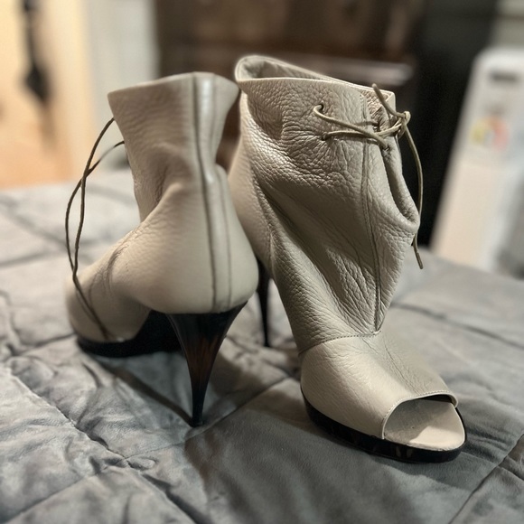 Burberry open toe leather boots, size 10/40, ivory / tan color - Picture 2 of 3
